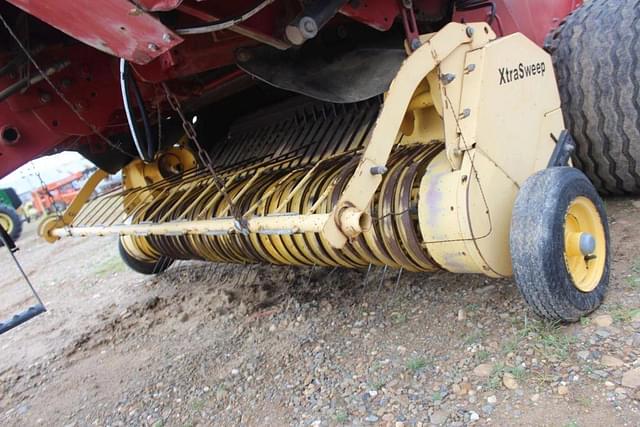 Image of New Holland BR780 equipment image 4