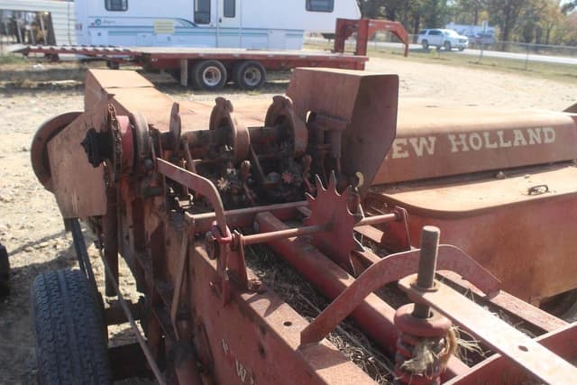 Image of New Holland Hayliner 268 equipment image 3