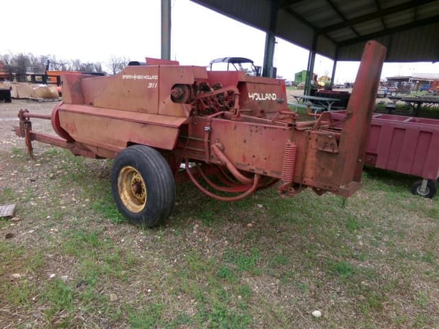Image of New Holland Hayliner 311 equipment image 4