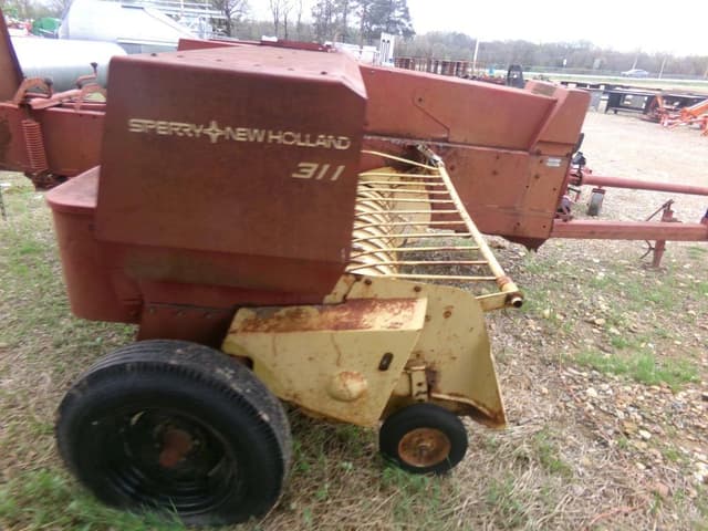 Image of New Holland Hayliner 311 equipment image 2