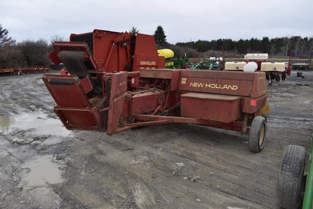 Image of New Holland Hayliner 320 equipment image 4