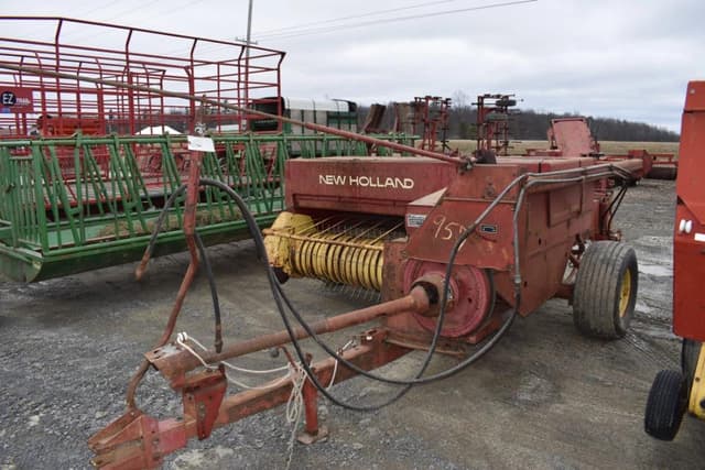 Image of New Holland Hayliner 320 equipment image 1
