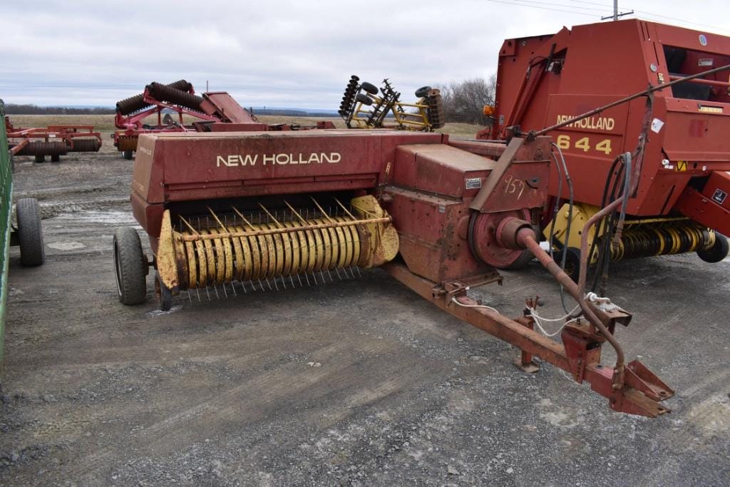 New Holland Hayliner 320 Equipment Image0