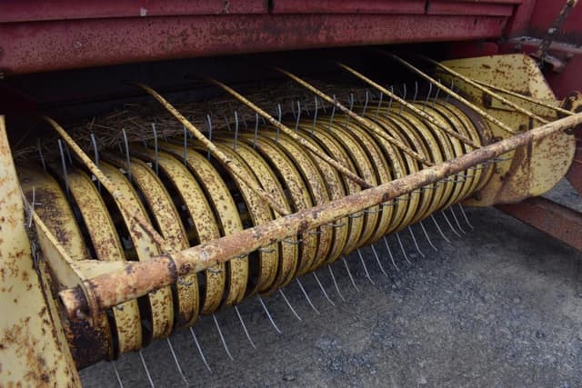 Image of New Holland Hayliner 320 equipment image 2