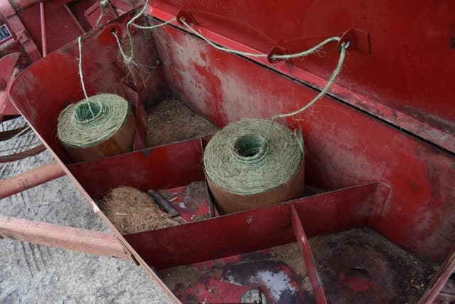 Image of New Holland Hayliner 320 equipment image 3