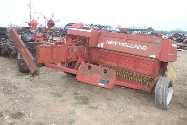 Image of New Holland Hayliner 276 equipment image 2