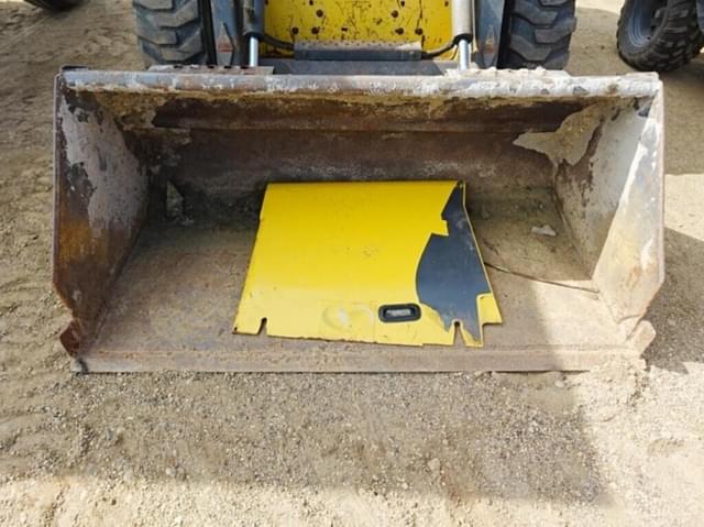 Image of New Holland L175 equipment image 4