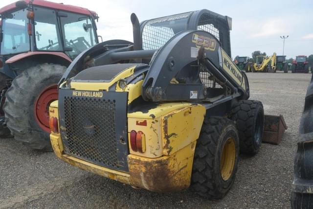 Image of New Holland L230 equipment image 2