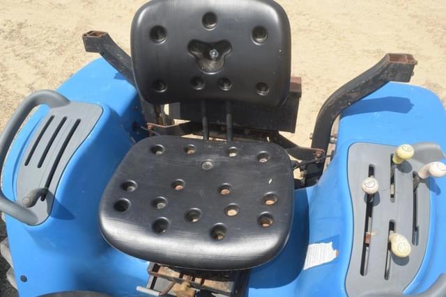 Image of New Holland TC33D equipment image 4