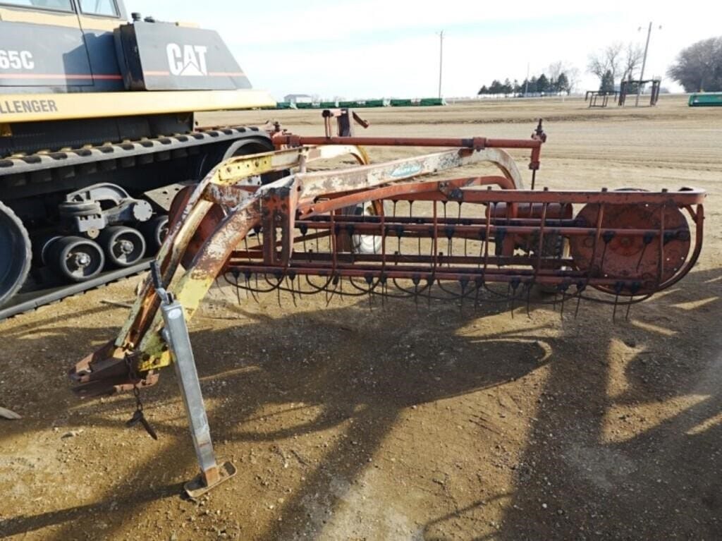 New Idea 402 Equipment Image0