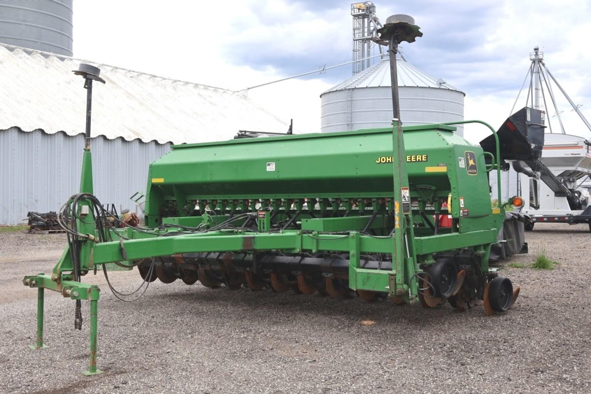 John Deere 1560 Equipment Image0