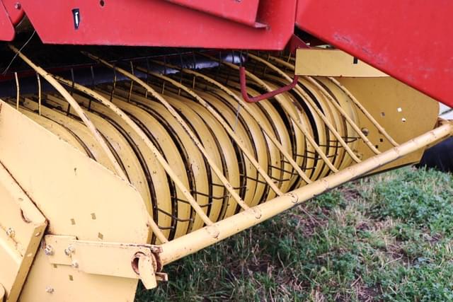 Image of New Holland 630 equipment image 3