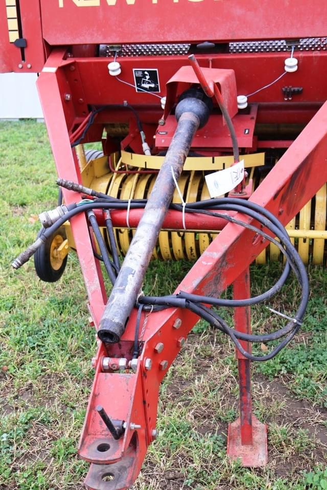 Image of New Holland 630 equipment image 4
