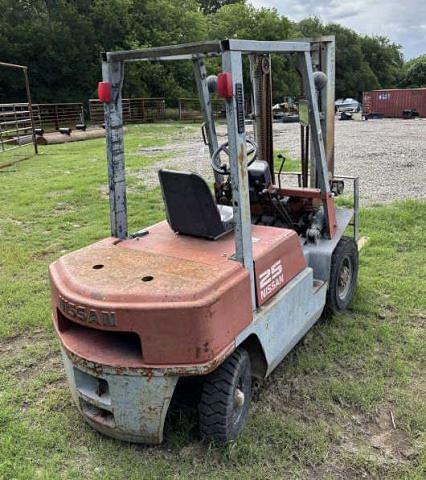 Image of Nissan 25 equipment image 2