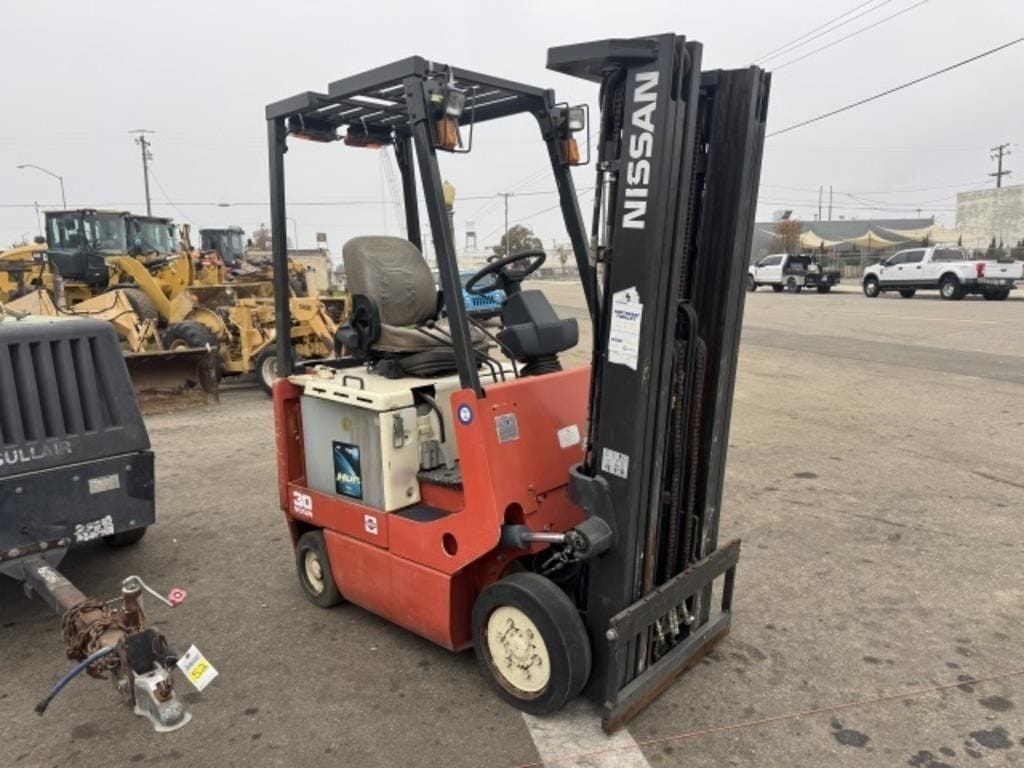 Nissan 30 Equipment Image0