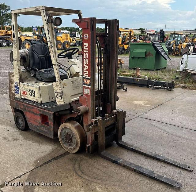 Image of Nissan 30 equipment image 2