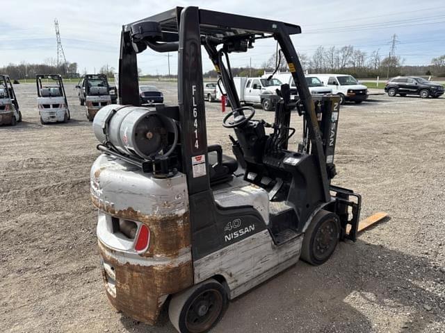 Image of Nissan 40 equipment image 2