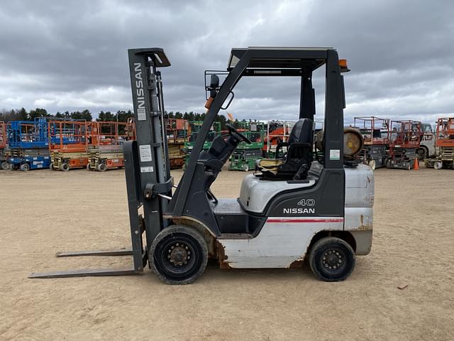 Image of Nissan 40 equipment image 1
