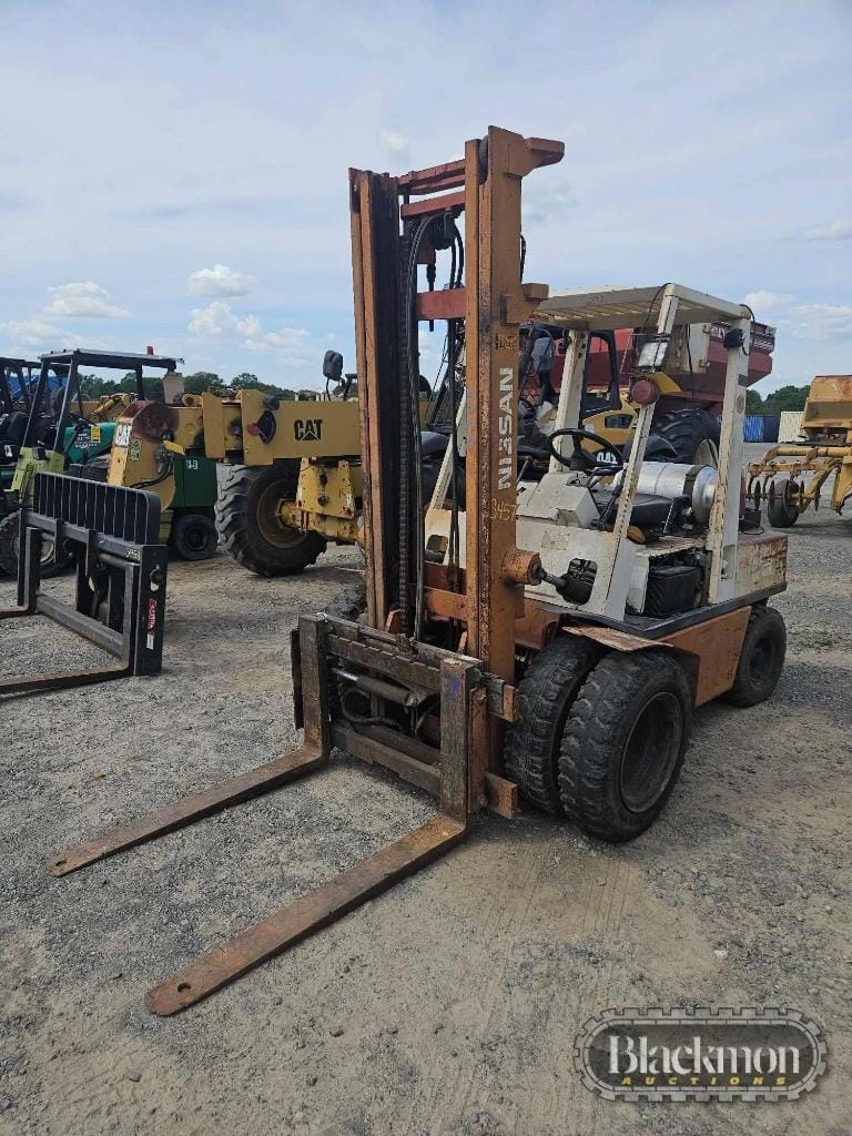 Nissan 60 Equipment Image0