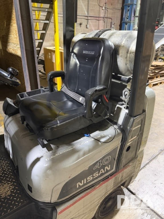 Image of Nissan 40 equipment image 2