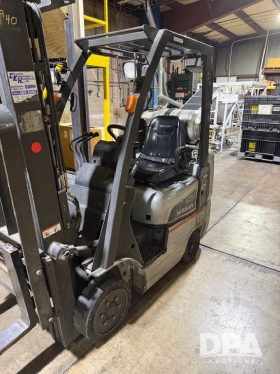 Nissan 40 Equipment Image0