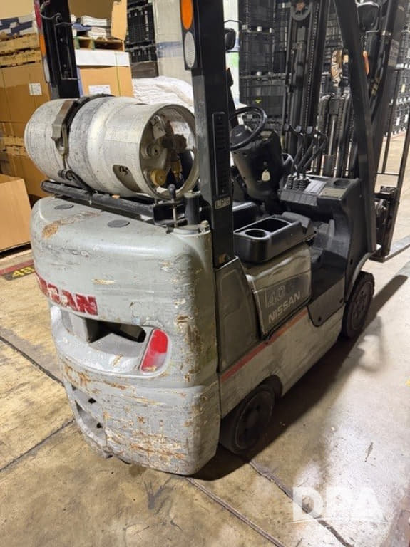 Image of Nissan 40 equipment image 1