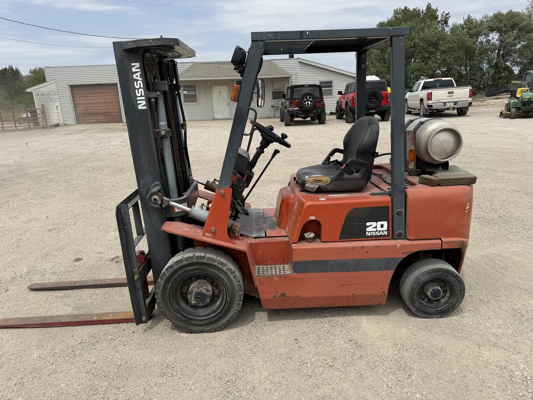 Nissan 20 Equipment Image0