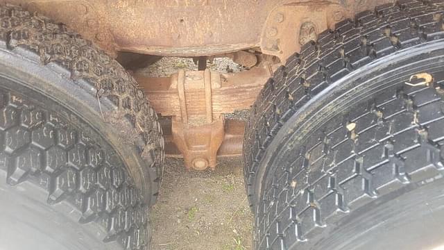 Image of Ford L8000 equipment image 3