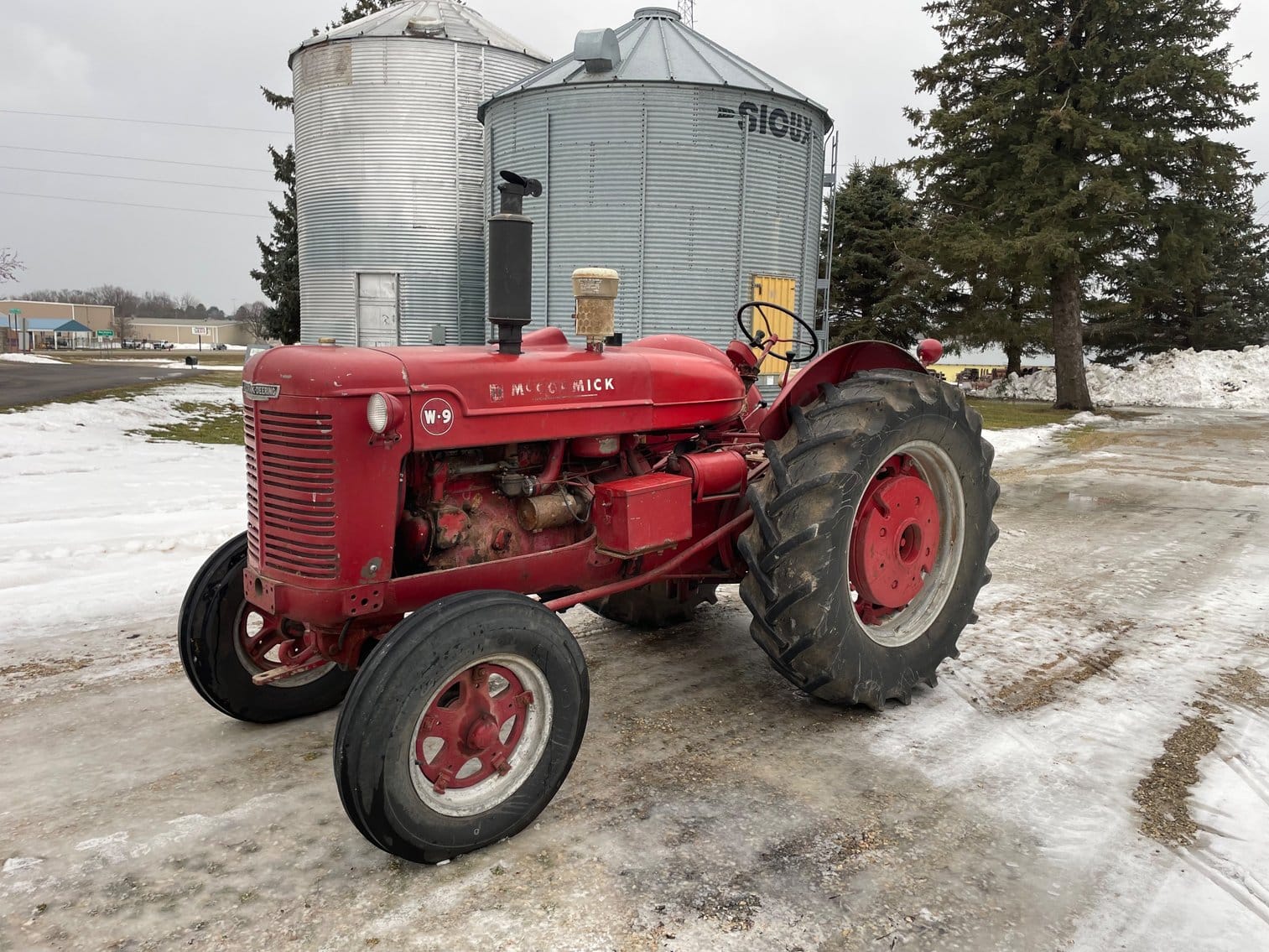 1945 McCormick-Deering W-9 Equipment Image0