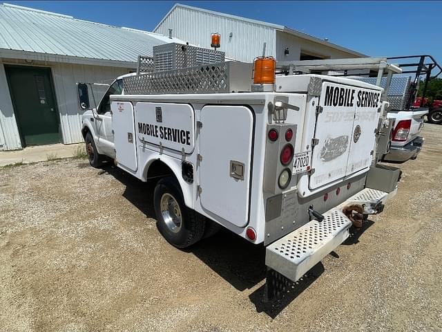 Image of Ford F-350 equipment image 2