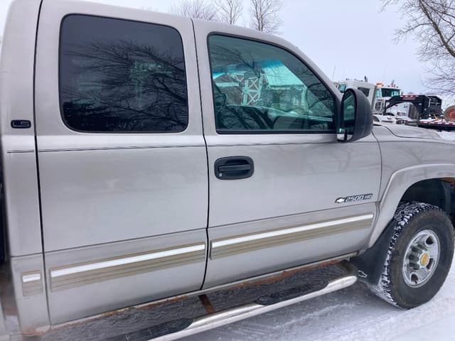 Image of Chevrolet 2500HD equipment image 3