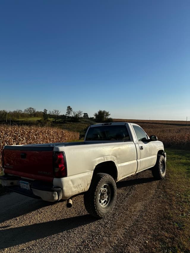 Image of Chevrolet 2500HD equipment image 2