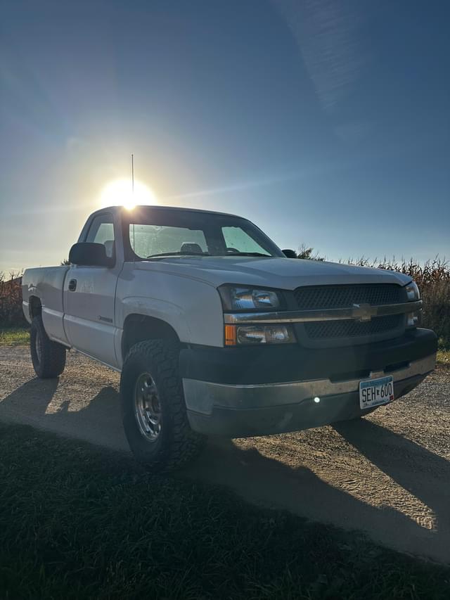 Image of Chevrolet 2500HD equipment image 3