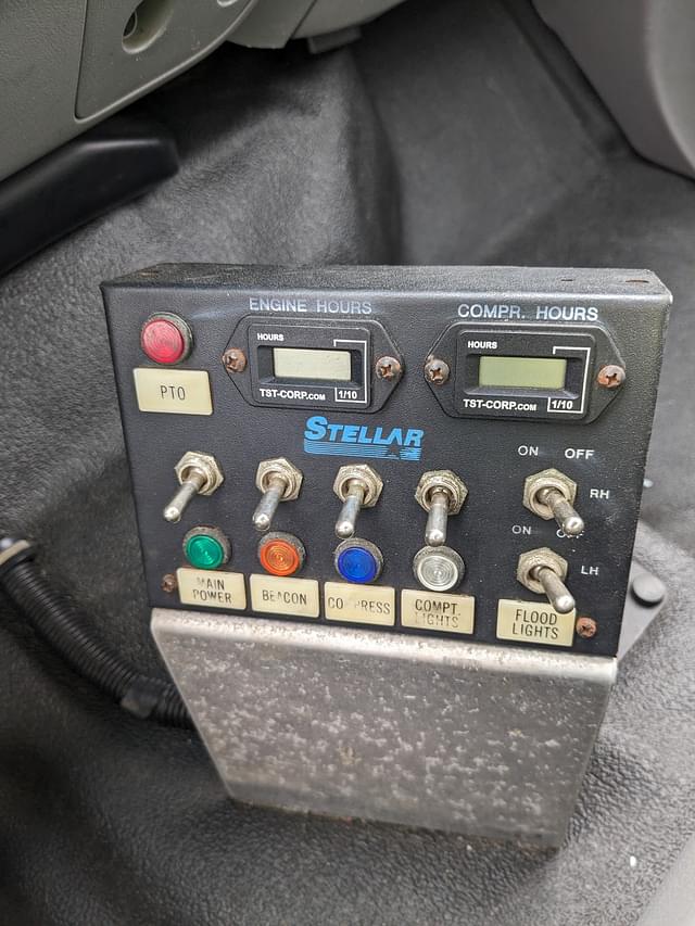 Image of Ford F-550 equipment image 4