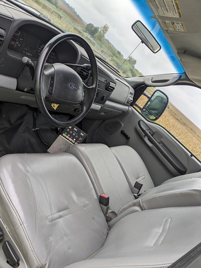 Image of Ford F-550 equipment image 3