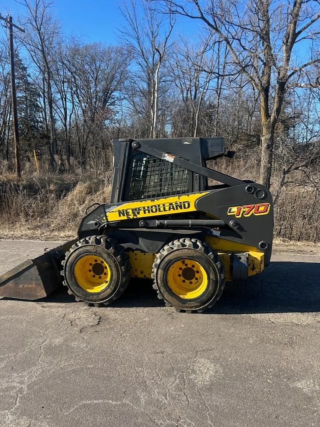 Image of New Holland L170 equipment image 2