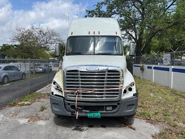 Image of Freightliner Cascadia equipment image 2