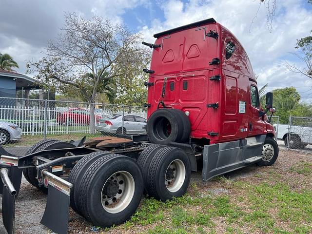 Image of Freightliner Cascadia equipment image 1