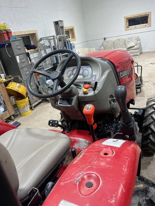 Image of Case IH Farmall 130A equipment image 4