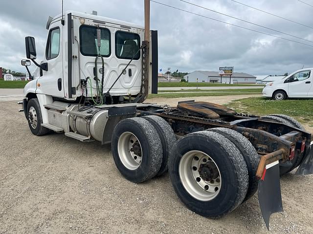 Image of Freightliner Cascadia equipment image 3