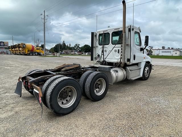 Image of Freightliner Cascadia equipment image 2