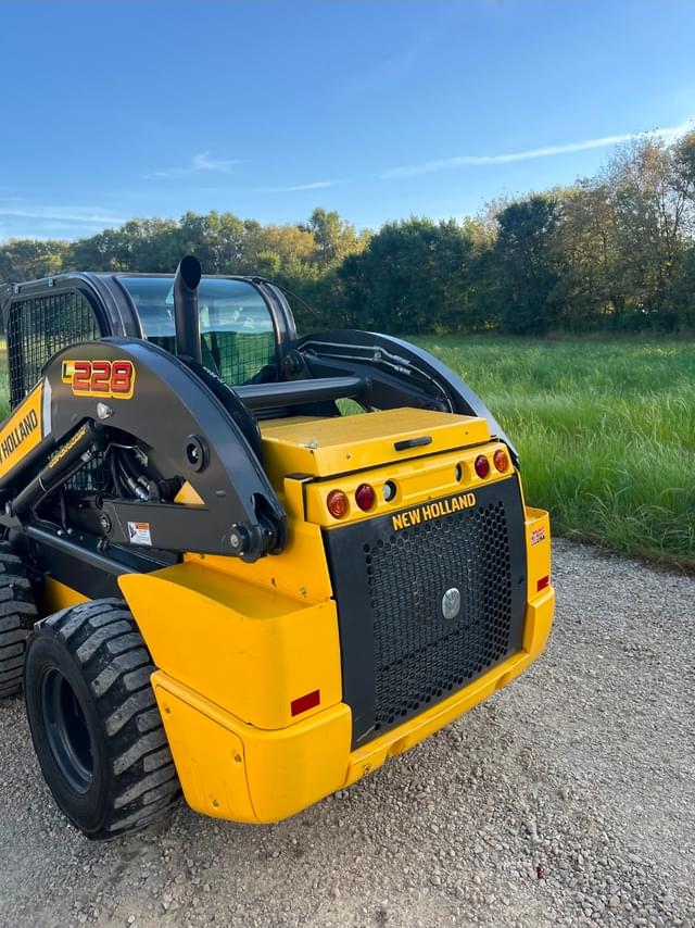 Image of New Holland L228 equipment image 3