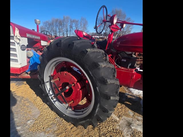 Image of Farmall M equipment image 2