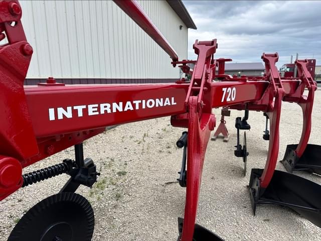 Image of International Harvester 720 equipment image 1