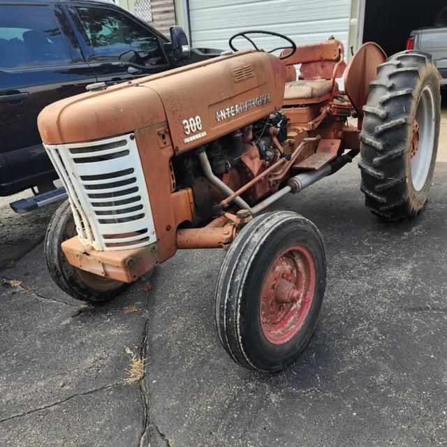 Image of International Harvester 300 equipment image 2