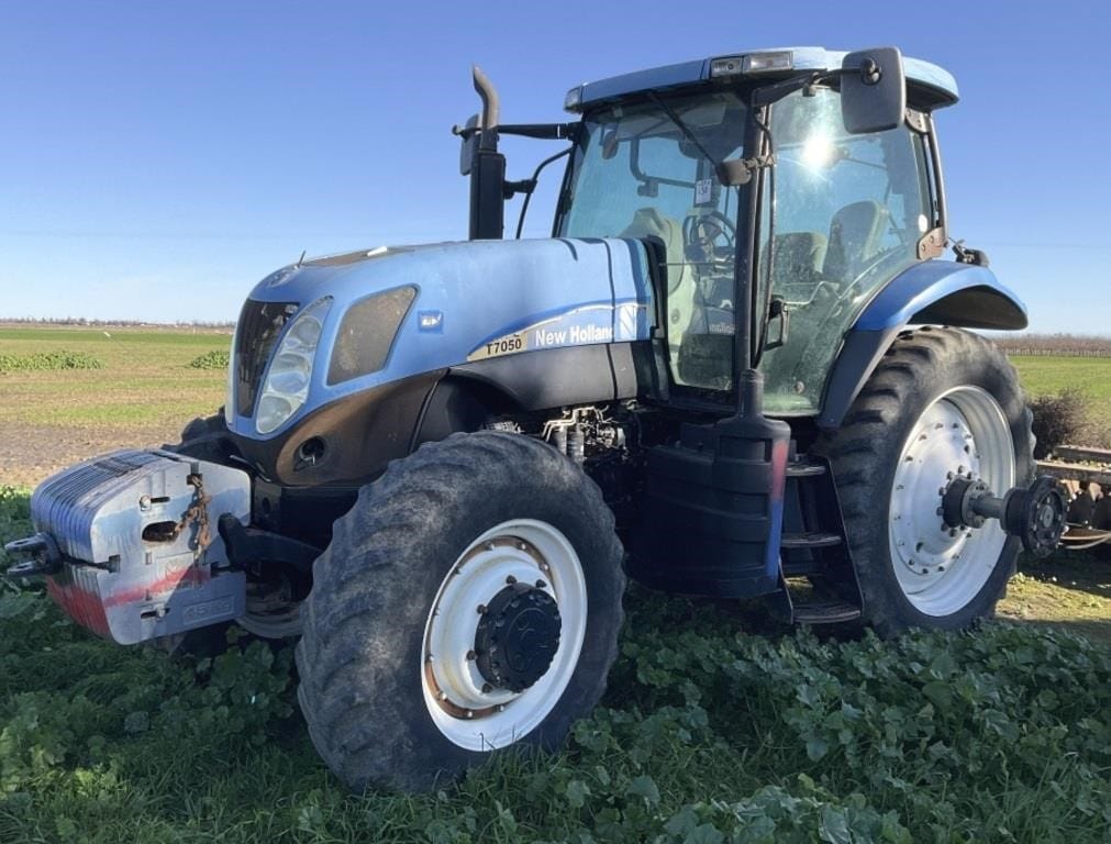New Holland T7050 Equipment Image0