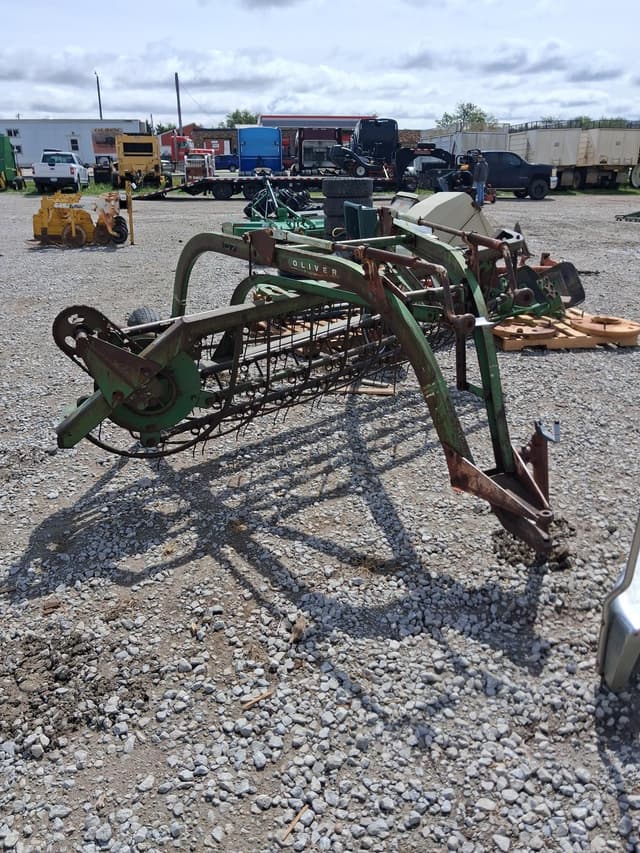 Image of Oliver 107 equipment image 3