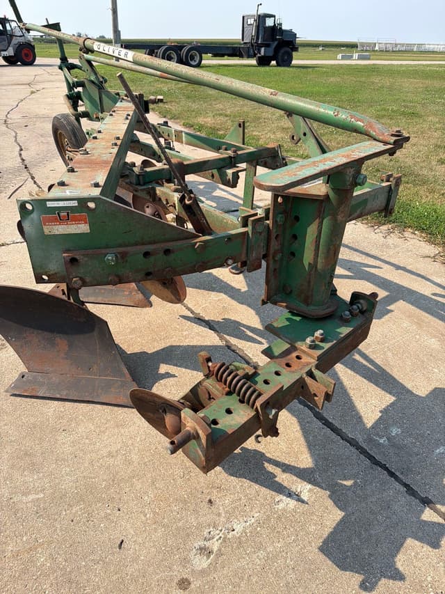 Image of Oliver 560 equipment image 1