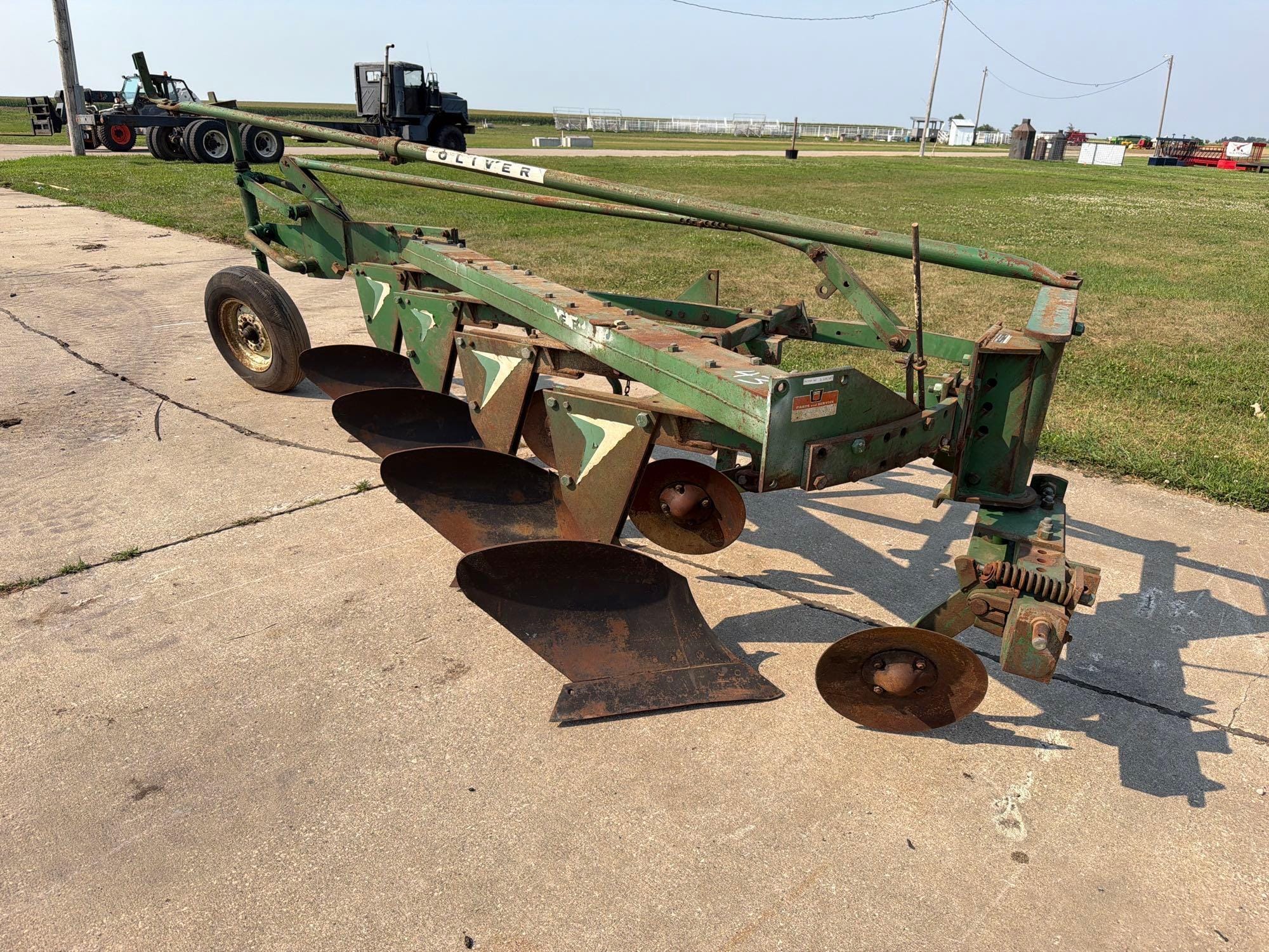 Oliver 560 Equipment Image0