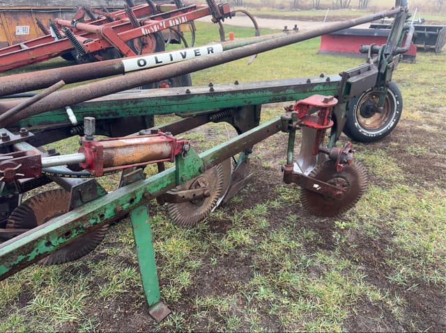 Image of Oliver 565 equipment image 2